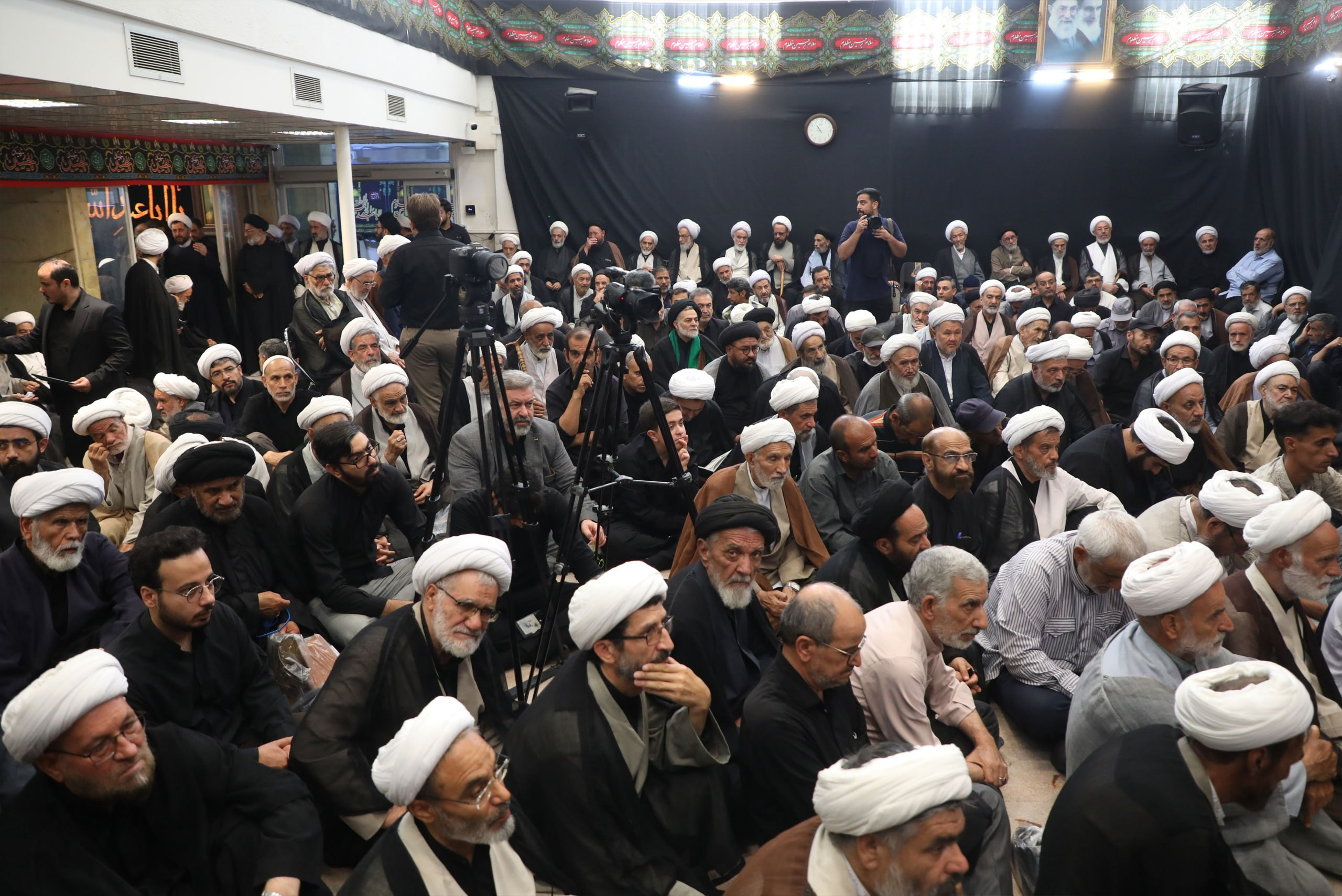 تصاویر مراسم بزرگداشت رهبر شهید در دفتر آیتالله العظمی نوری همدانی