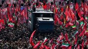 خودروی تشییع رهبر شهید هرشب در یکی از میادین تهران