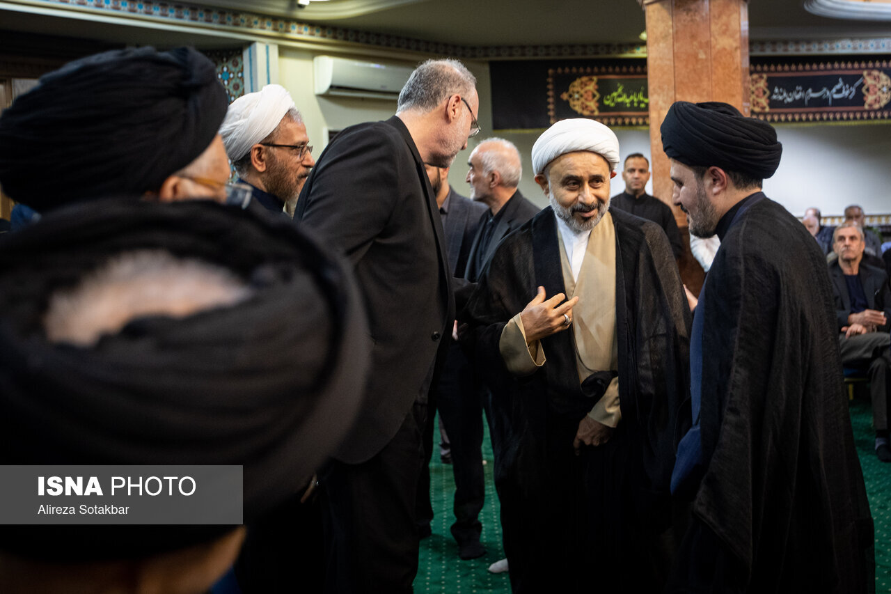مراسم بزرگداشت رهبر شهید و خانواده ایشان/ از حضور وزیر اسبق اطلاعات تا معاون پزشکیان/حجتی کرمانی هم بود + تصاویر