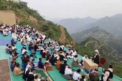 ببینید | نماز جماعت بر بلندای قله