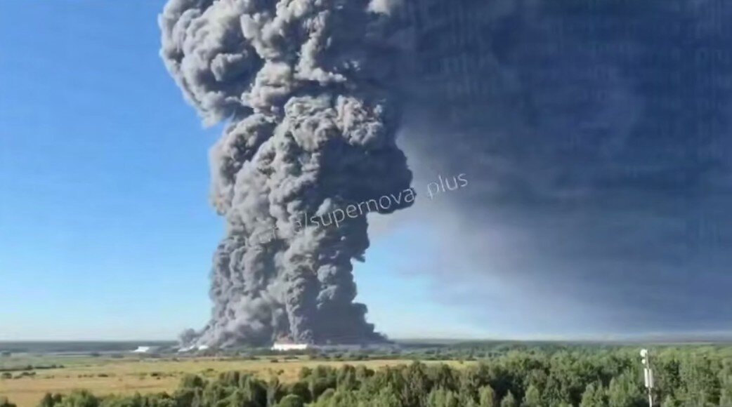آتش‌ گرفتن انبار نفتی مسکو در حمله پهپادی/ عکس