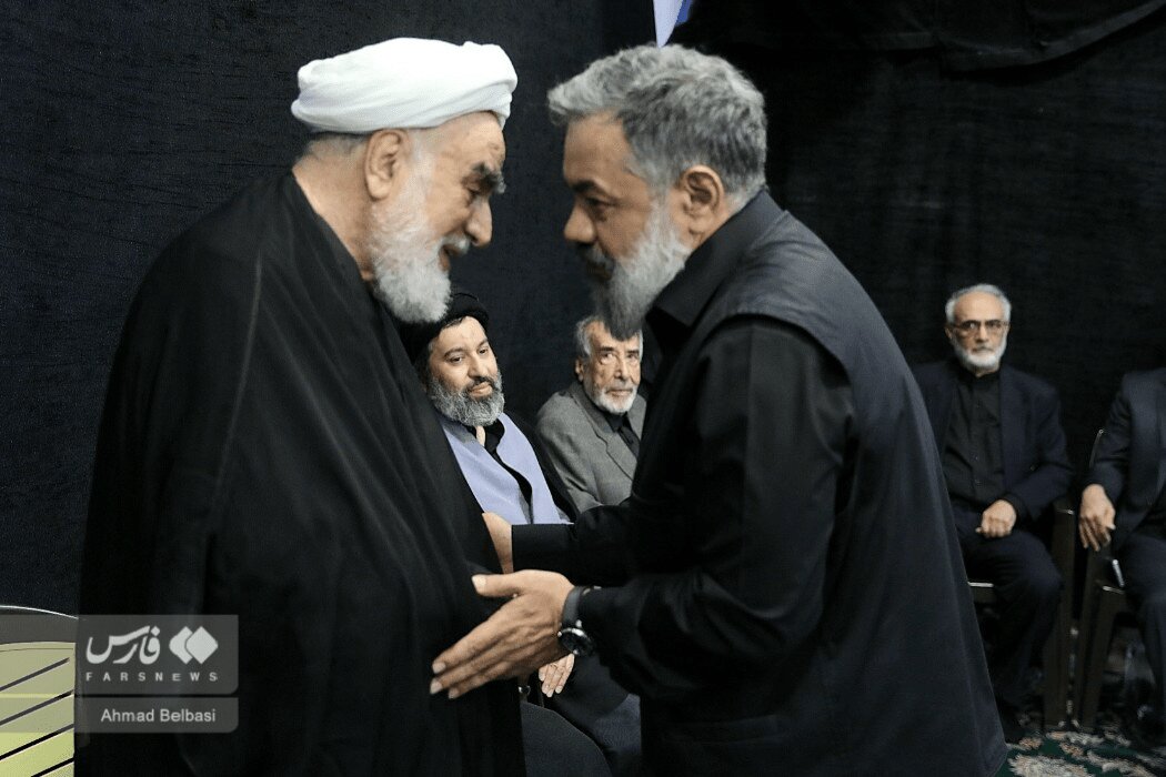 احوالپرسی محمود کریمی با فرزندان رهبر شهید در یک مراسم + تصاویر