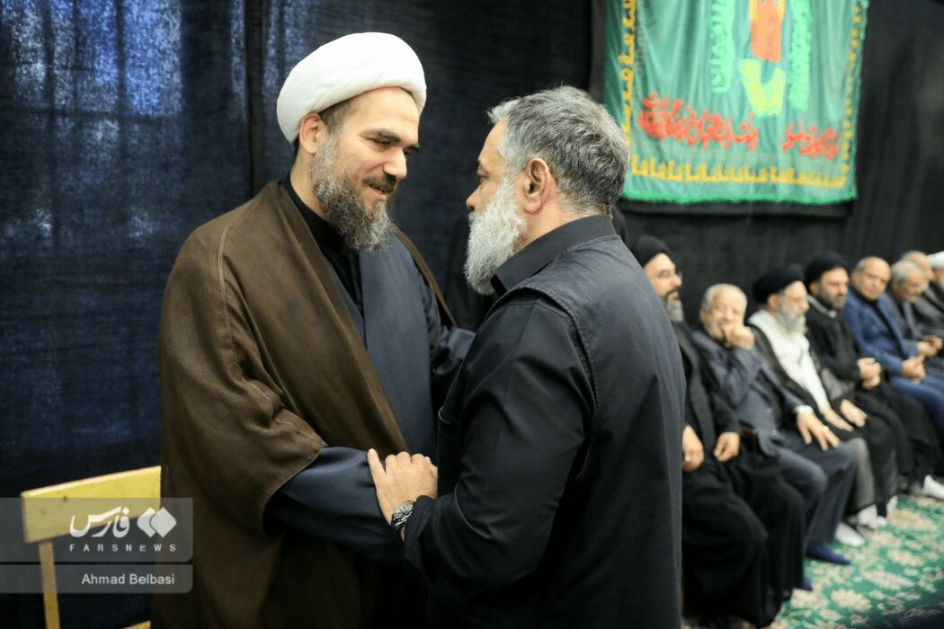 احوالپرسی محمود کریمی با فرزندان رهبر شهید در یک مراسم + تصاویر