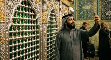 پشت به ضریح، رو به دوربین؛ چگونه سلفی، روح زیارت را می‌گیرد؟