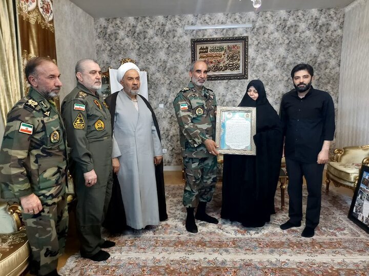 عکسی از دیدار فرمانده نیروی زمینی ارتش با خانواده شهید سپهبد موسوی