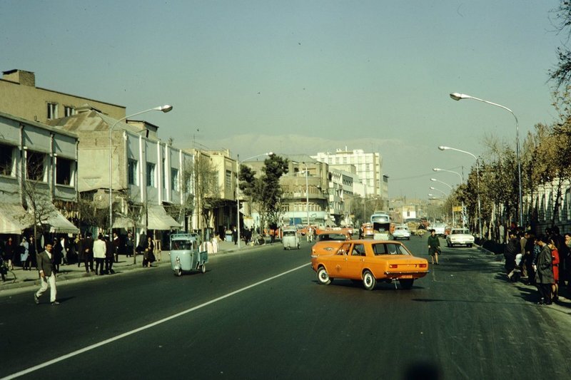 عکس|  یک دکه روزنامه‌فروشی در سال ۱۳۴۰