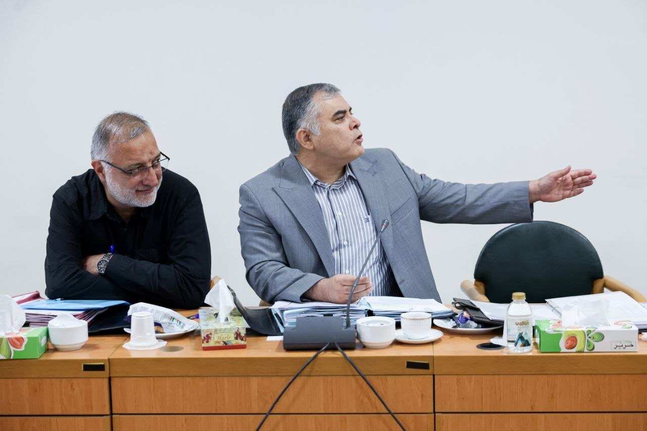 تصاویر خاص از جلسه امروز هیات وزیران؛ از لبخندهای زاکانی تا صحبت خصوصی وزیر اقتصاد و آموزش و پرورش/ خانم معاون هم بود + عکس
