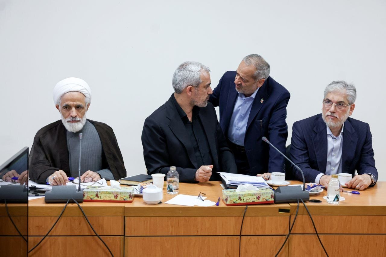 تصاویر خاص از جلسه امروز هیات وزیران؛ از لبخندهای زاکانی تا صحبت خصوصی وزیر اقتصاد و آموزش و پرورش/ خانم معاون هم بود + عکس