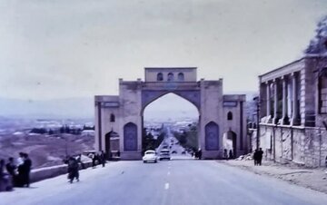 عکس/ عریضه‌نویسان فلکه شهرداری شیراز سال ۱۳۴۸