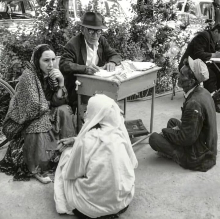 عکس/ عریضهنویسان فلکه شهرداری شیراز سال ۱۳۴۸