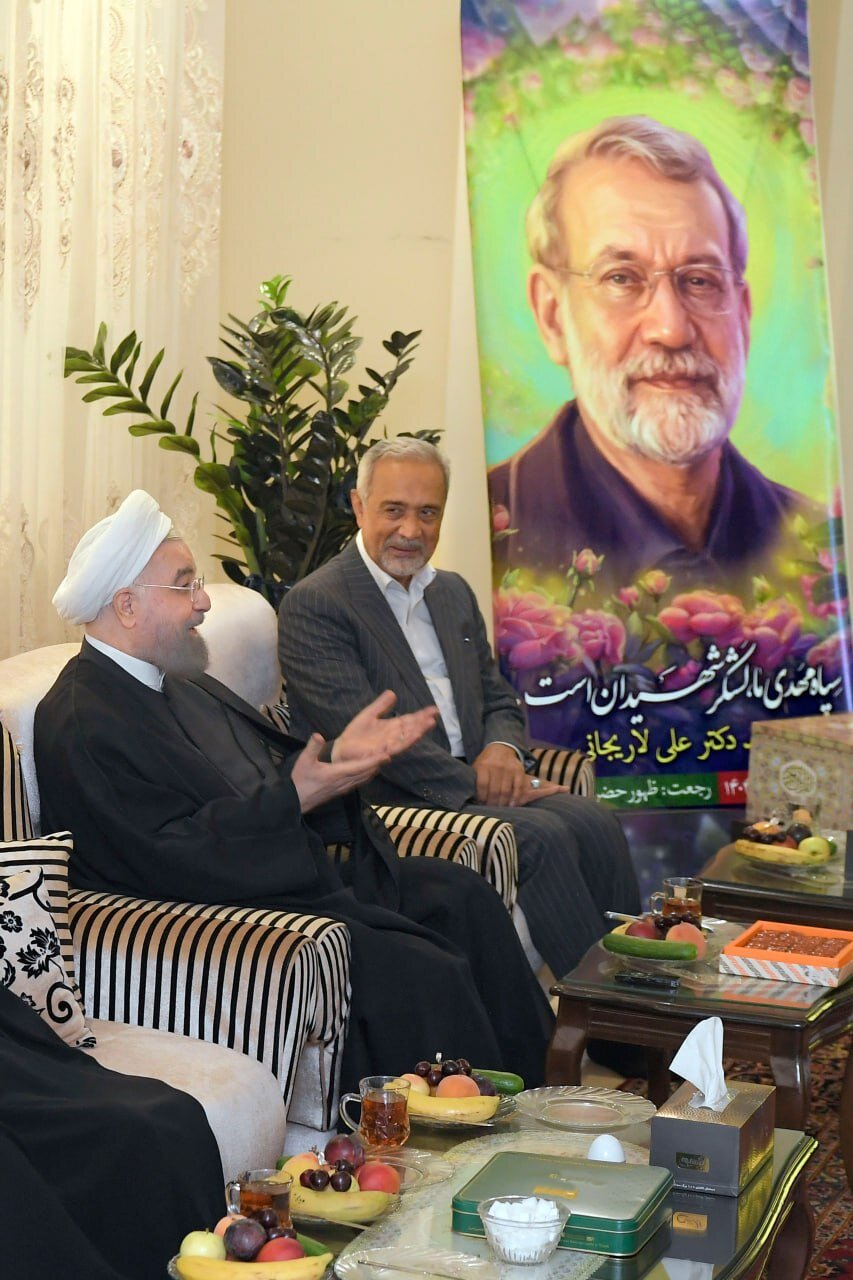 حسن روحانی در منزل شهید علی لاریجانی/ احوال پرسی با فرزند شهید/ لباس خادمی لاریجانی هم بود + تصاویر