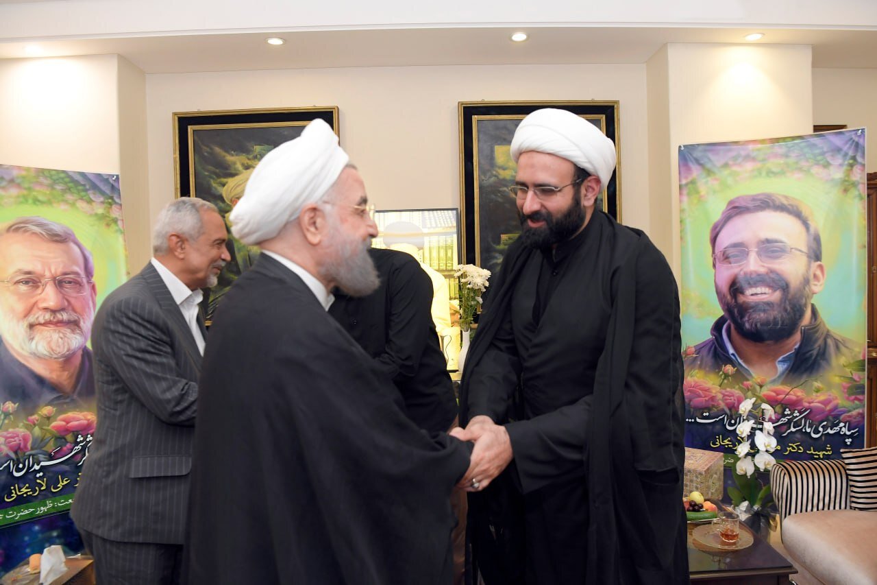 حسن روحانی در منزل شهید علی لاریجانی/ احوال پرسی با فرزند شهید/ لباس خادمی لاریجانی هم بود + تصاویر