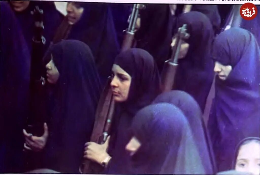 عکس/ رژه دختران جوان با اسلحه در تهران؛ دهه ۶۰