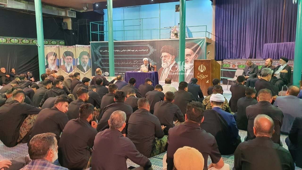 مراسم بزرگداشت رهبر شهید در جماران/ سید حسن خمینی و پسرش در کنار هم نشستند/ مهدی هاشمی هم بود + تصاویر