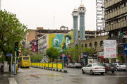 عکس/ زن تهرانی در خیابان جمهوری در حال نگاه کردن به یک ویترین؛ سال ۱۳۳۰