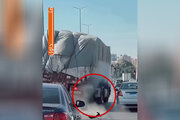 ببینید | رویدادی عجیب در جاده‌های مصر؛ راننده کامیونی خودرویی دیگر را از سقوط نجات داد