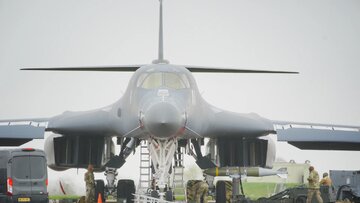 ادعای آکسیوس: آمریکا از بمب‌افکن B-1 علیه ایران استفاده کرد؛ ترامپ تهران را تهدید به حمله کرد/ هرمز، باب‌المندب و دریای سرخ در آستانه بحرانی تازه