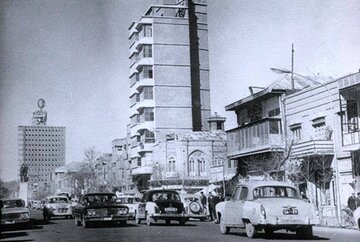 عکس/ دوچرخه‌سواری در یکی از کوچه‌های تهران؛ سال ۱۳۳۰