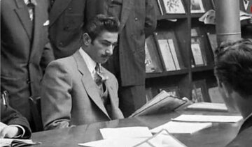 عکس/ جوانان ایرانی در کتابخانه آمریکایی در تهران؛ سال ۱۳۳۰