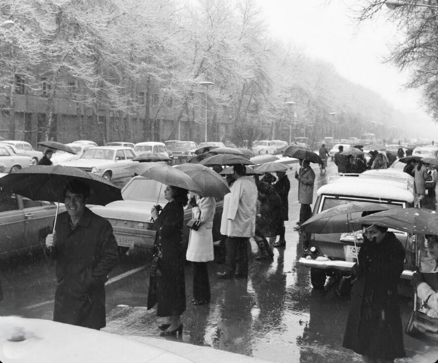 عکس/ نمایی از خیابان انقلاب بین چهارراه ولیعصر و کالج؛ زمستان ۴۹
