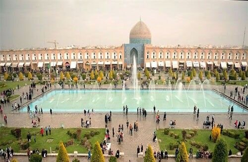 نقاشی از میدان نقشجهان اصفهان در دوره حکمرانی شاه سلطان حسین صفوی به تصویر کشیده شده است. نقاشی از میدان نقشجهان اصفهان در دوره حکمرانی شاه سلطان حسین صفوی به تصویر کشیده شده است.