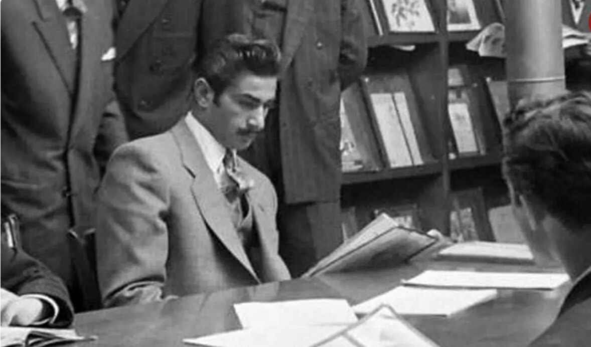 عکس/ جوانان ایرانی در کتابخانه آمریکایی در تهران؛ سال ۱۳۳۰