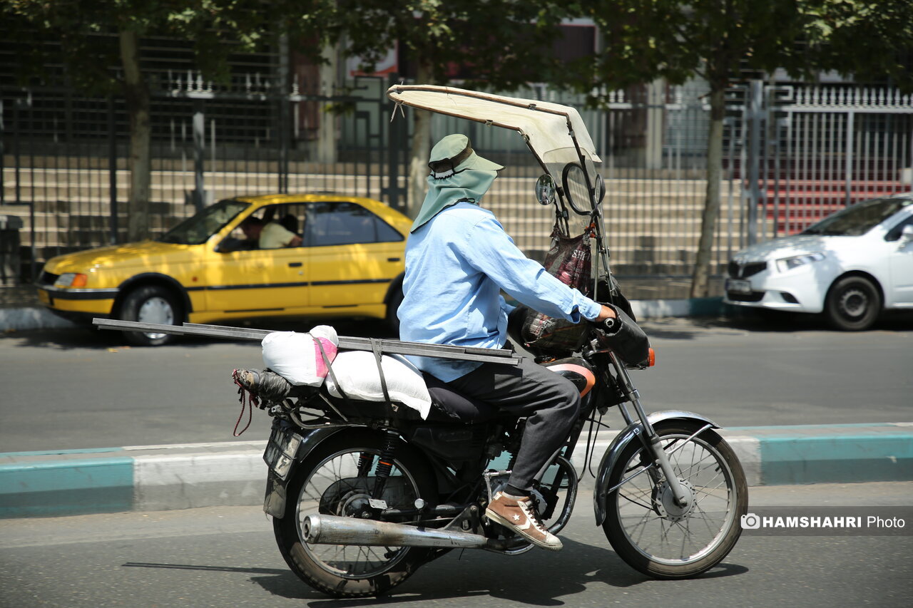 شیفتهای دشوار؛ داستان افرادی که در دمای ۵۰ درجه به فعالیتهای شهری ادامه میدهند شیفتهای دشوار؛ داستان افرادی که در دمای ۵۰ درجه به فعالیتهای شهری ادامه میدهند