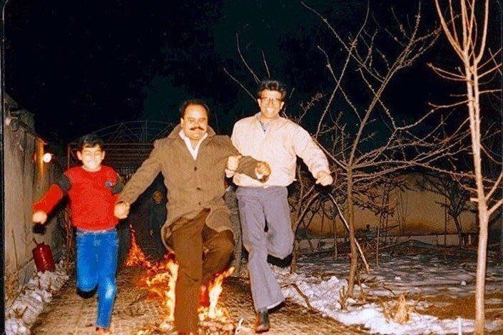 عکس | قابی خاطره‌انگیز از مرحوم اکبر عبدی و مرح.م محمدرضا شجریان در مراسم چهارشنبه‌سوری