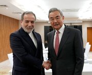 عراقچی در دیدار با وزیر خارجه چین: ایران با قدرت از حاکمیت ملی خود دفاع می‌کند/ وانگ یی: پکن برای کمک به صلح آماده است