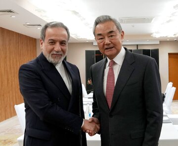 بیانیه وزیر خارجه چین پس از دیدار با عراقچی: از حاکمیت ایران حمایت میکنیم/ تفاهمنامه باید اجرا شود/ دوطرف مذاکره را ادامه دهند بیانیه وزیر خارجه چین پس از دیدار با عراقچی: از حاکمیت ایران حمایت میکنیم/ تفاهمنامه باید اجرا شود/ دوطرف مذاکره را ادامه دهند