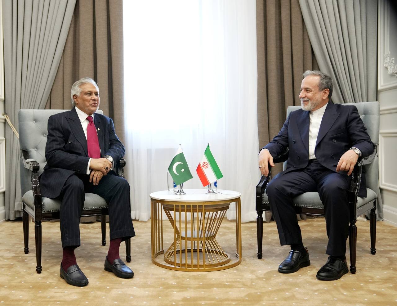عراقچی در دیدار با وزیرخارجه پاکستان بر عزم ایران برای دفاع از حاکمیت و منافع ملی کشور تاکید کرد