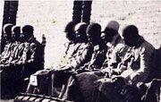 عکس/ زندانیان زندان قصر در محوطه زندان و در دوره پهلوی اول؛ سال ۱۳۱۰