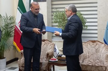 گام بلند در دیپلماسی شهری/ امضای تفاهمنامه همکاری راهبردی میان شهرداریهای مشهد و کرمان گام بلند در دیپلماسی شهری/ امضای تفاهمنامه همکاری راهبردی میان شهرداریهای مشهد و کرمان