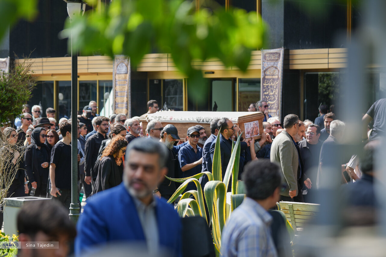 تصاویر | حضور پرتعداد هنرمندان در مراسم تشییع اکبر عبدی؛ از محسن افشانی تا بهرام افشاری، آزیتا حاجیان و ...