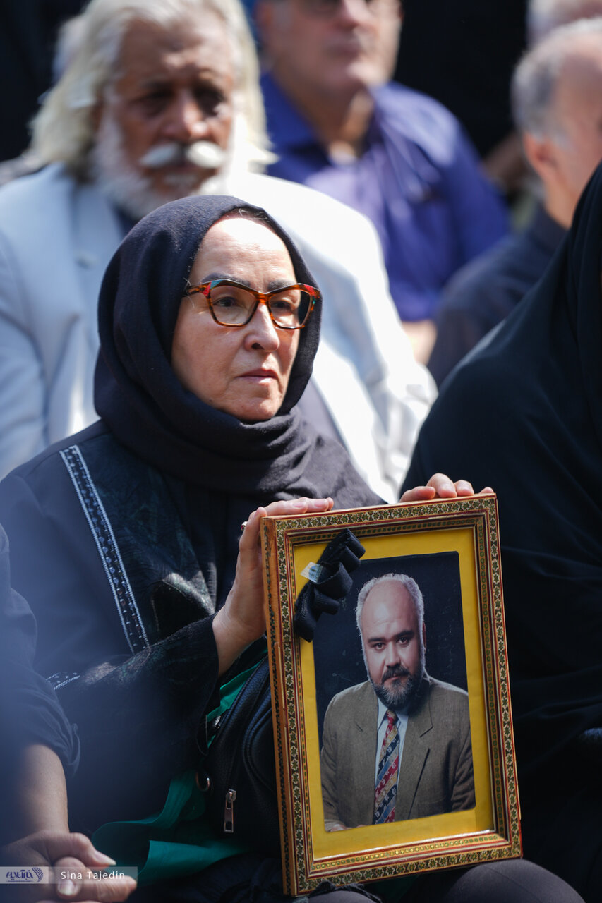 تصاویر | حضور پرتعداد هنرمندان در مراسم تشییع اکبر عبدی؛ از محسن افشانی تا بهرام افشاری، آزیتا حاجیان و ...