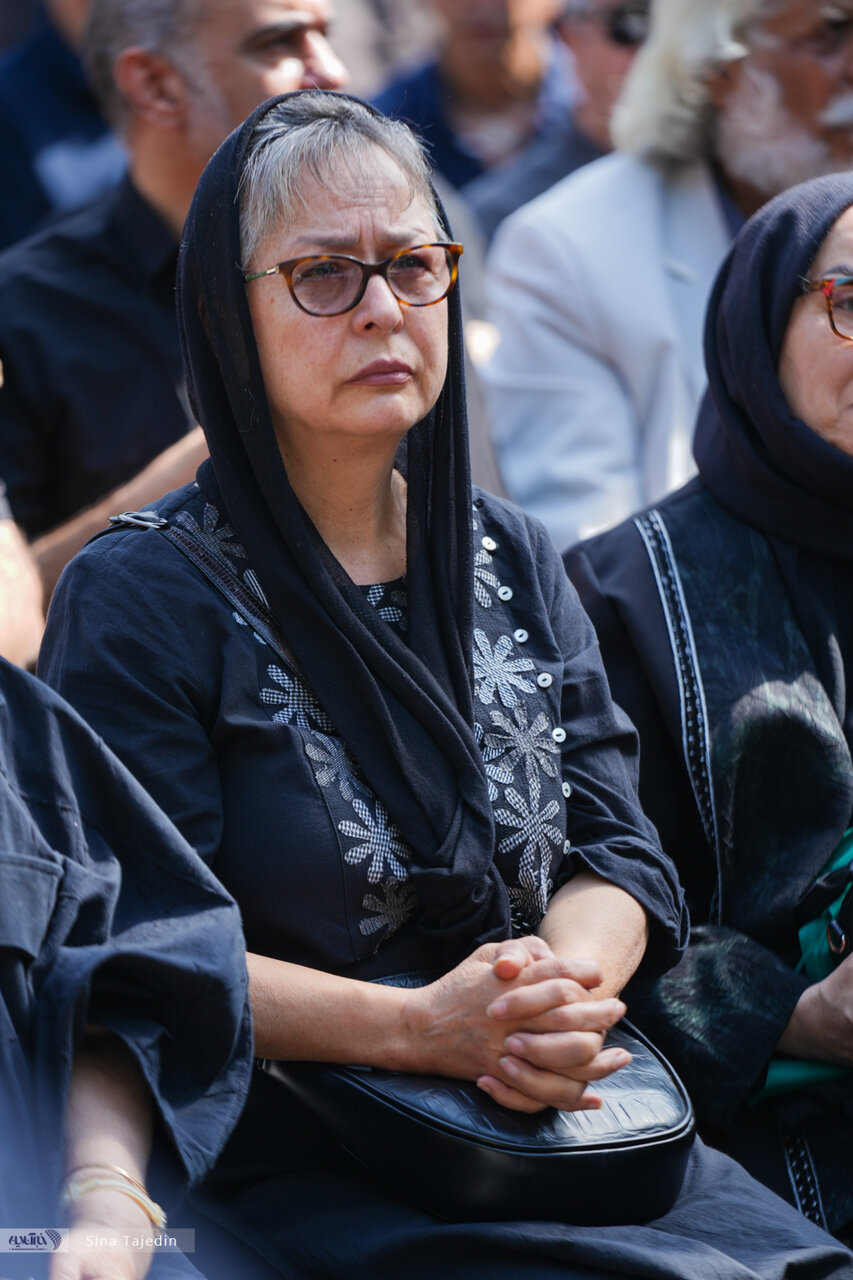 تصاویر | حضور پرتعداد هنرمندان در مراسم تشییع اکبر عبدی؛ از محسن افشانی تا بهرام افشاری، آزیتا حاجیان و ...