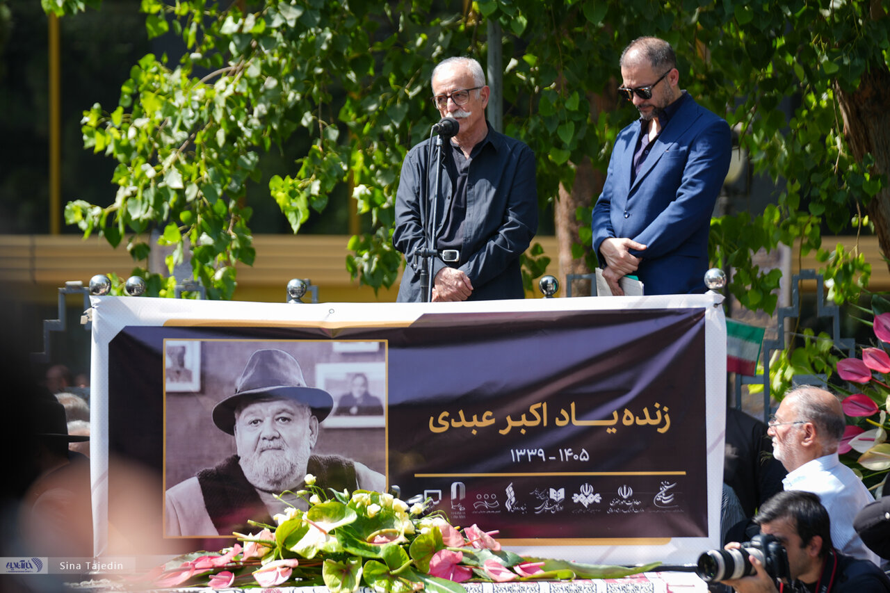 تصاویر | حضور پرتعداد هنرمندان در مراسم تشییع اکبر عبدی؛ از محسن افشانی تا بهرام افشاری، آزیتا حاجیان و ...
