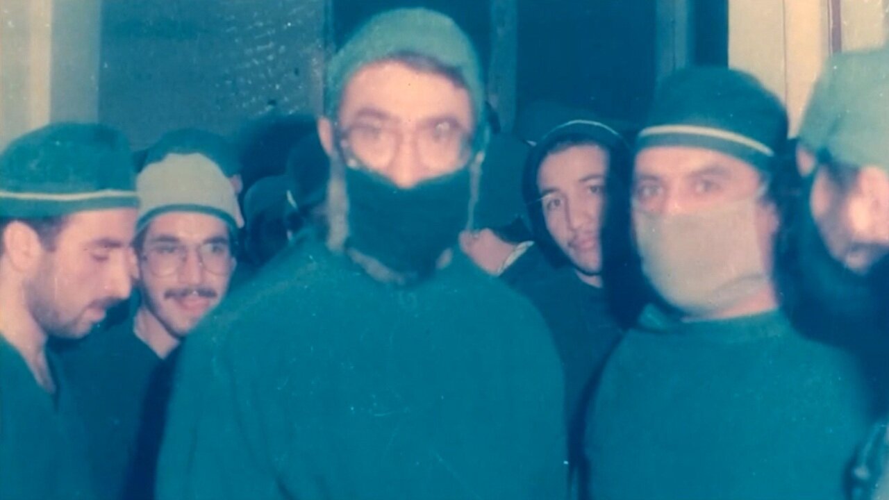ببینید | بازدید خاطرهانگیز رهبر شهید انقلاب از بیمارستان صحرایی در سال ۱۳۶۷