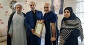 حضور فرمانده نیروی زمینی ارتش در منزل شهدا و جانباران جنگ ۴۰ روزه/ انتقام خون شهدای این سرزمین از دشمنان گرفته خواهد شد