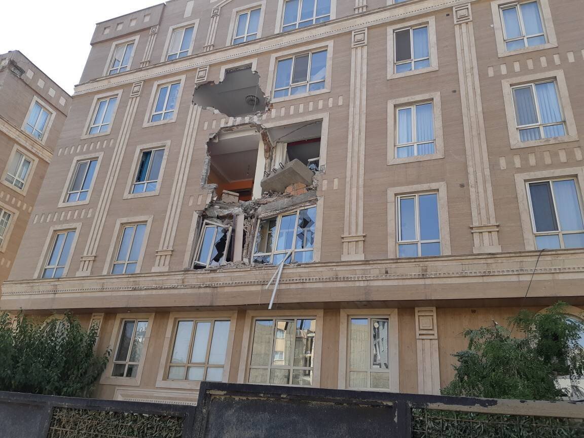 سقوط جرثقیل روی ساختمان مسکونی/ عکس