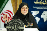 تصاویر | حاشیه احساسی در نشست خبری سخنگوی دولت؛ مهاجرانی چه هدیه‌ای گرفت؟
