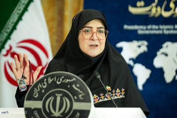 تصاویر | حاشیه احساسی در نشست خبری سخنگوی دولت؛ مهاجرانی چه هدیه‌ای گرفت؟