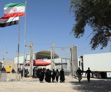 اولین کاروان زائران اربعین از مرز سومار راهی کربلای معلی شد اولین کاروان زائران اربعین از مرز سومار راهی کربلای معلی شد