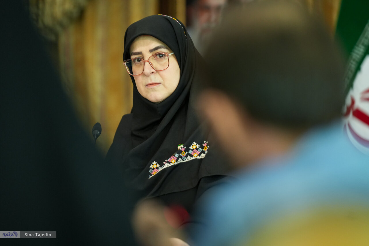 تصاویر | حاشیه احساسی در نشست خبری سخنگوی دولت؛ مهاجرانی چه هدیه‌ای گرفت؟