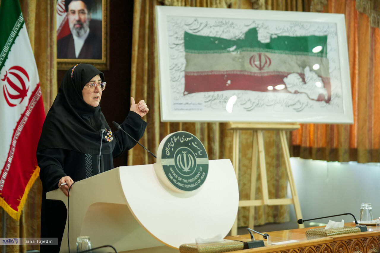 تصاویر | حاشیه احساسی در نشست خبری سخنگوی دولت؛ مهاجرانی چه هدیه‌ای گرفت؟
