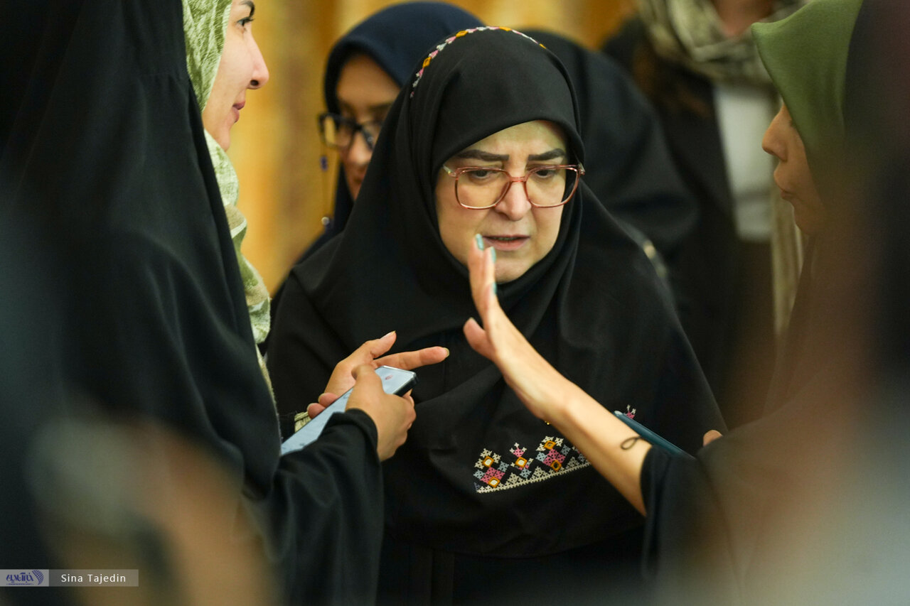 تصاویر | حاشیه احساسی در نشست خبری سخنگوی دولت؛ مهاجرانی چه هدیه‌ای گرفت؟