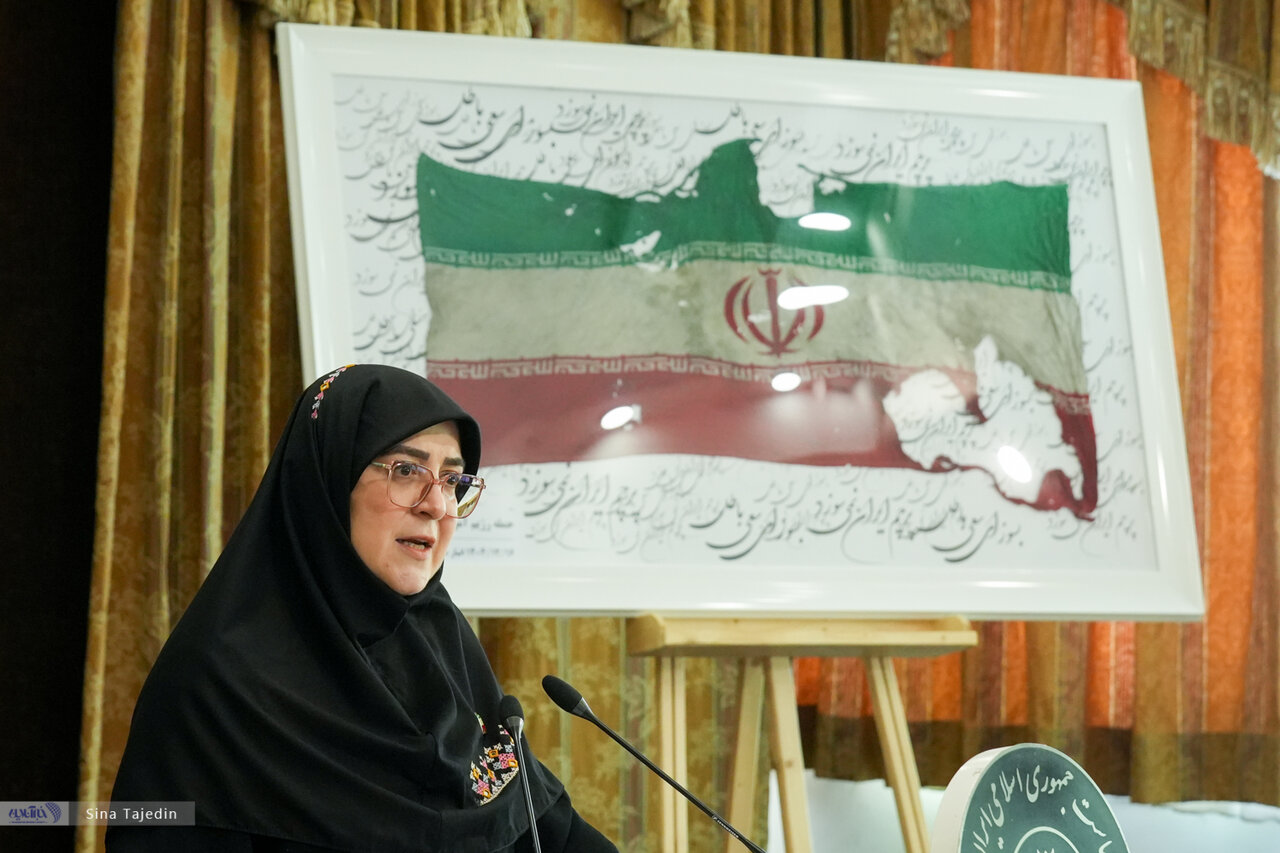 تصاویر | حاشیه احساسی در نشست خبری سخنگوی دولت؛ مهاجرانی چه هدیه‌ای گرفت؟