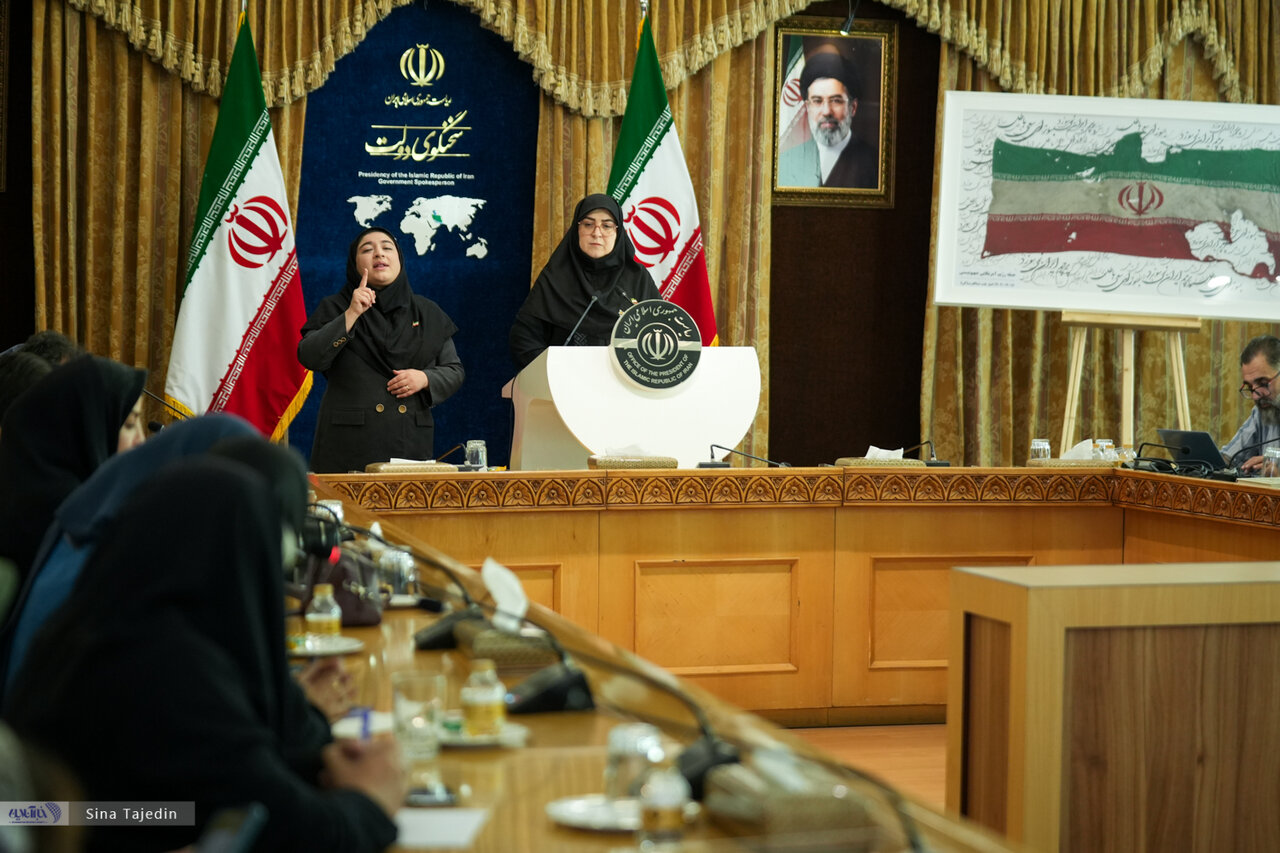 تصاویر | حاشیه احساسی در نشست خبری سخنگوی دولت؛ مهاجرانی چه هدیه‌ای گرفت؟