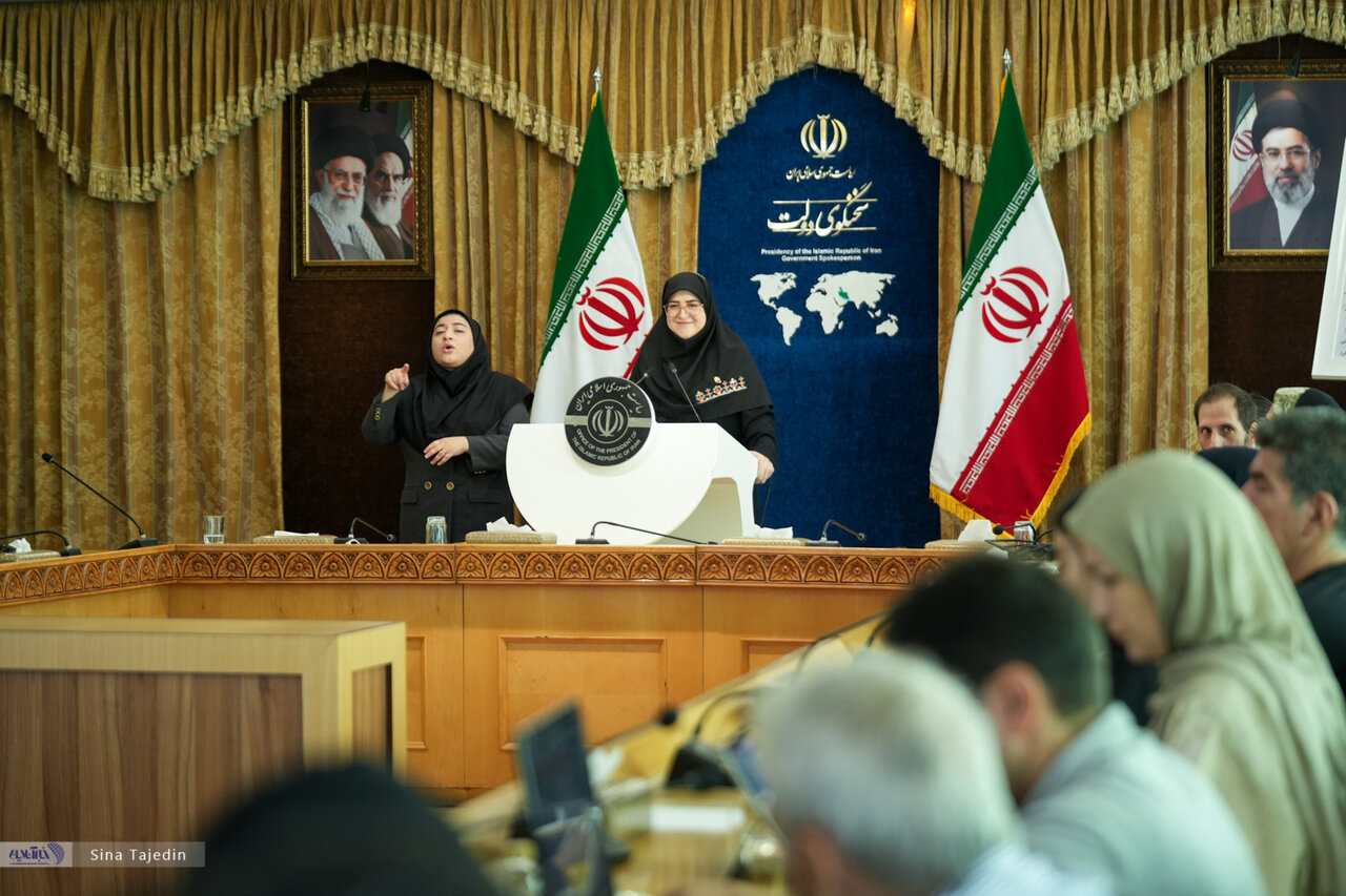 تصاویر | حاشیه احساسی در نشست خبری سخنگوی دولت؛ مهاجرانی چه هدیه‌ای گرفت؟