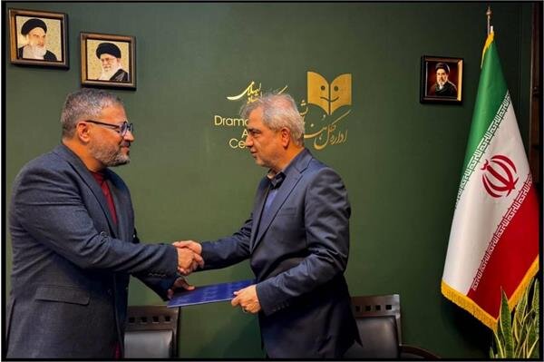 اتابک نادری: آرزو دارم پرچم تئاتر شهر همیشه به همان اندازه پرچم ملی، در اهتزاز بماند. اتابک نادری: آرزو دارم پرچم تئاتر شهر همیشه به همان اندازه پرچم ملی، در اهتزاز بماند.